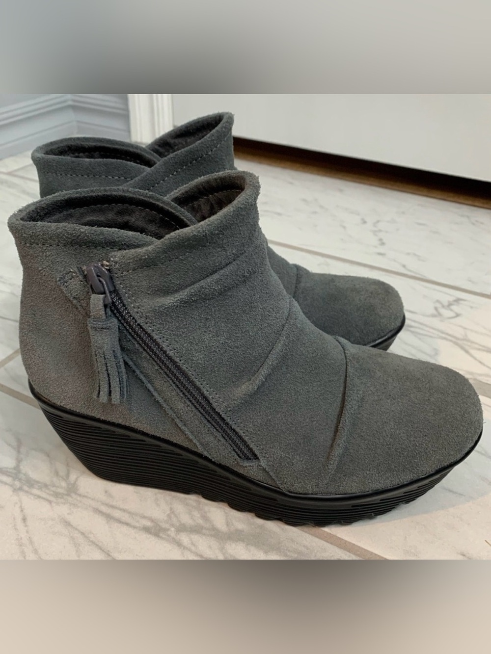 🕊️Skechers Ankle Wedge Suede Boots